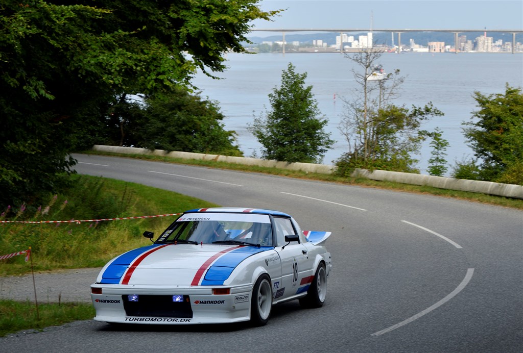 Lokalmatador Erik Pedersen fra Børkop ved Vejle kørte sin lynende hurtige Mazda RX-7 fra 1979 op på andenpladsen i Munkebjerg Hillclimb. Her ses han ved Vejle Fjord med Vejlefjordbroen i baggrunden.
(Foto: Michael Eisenberg)